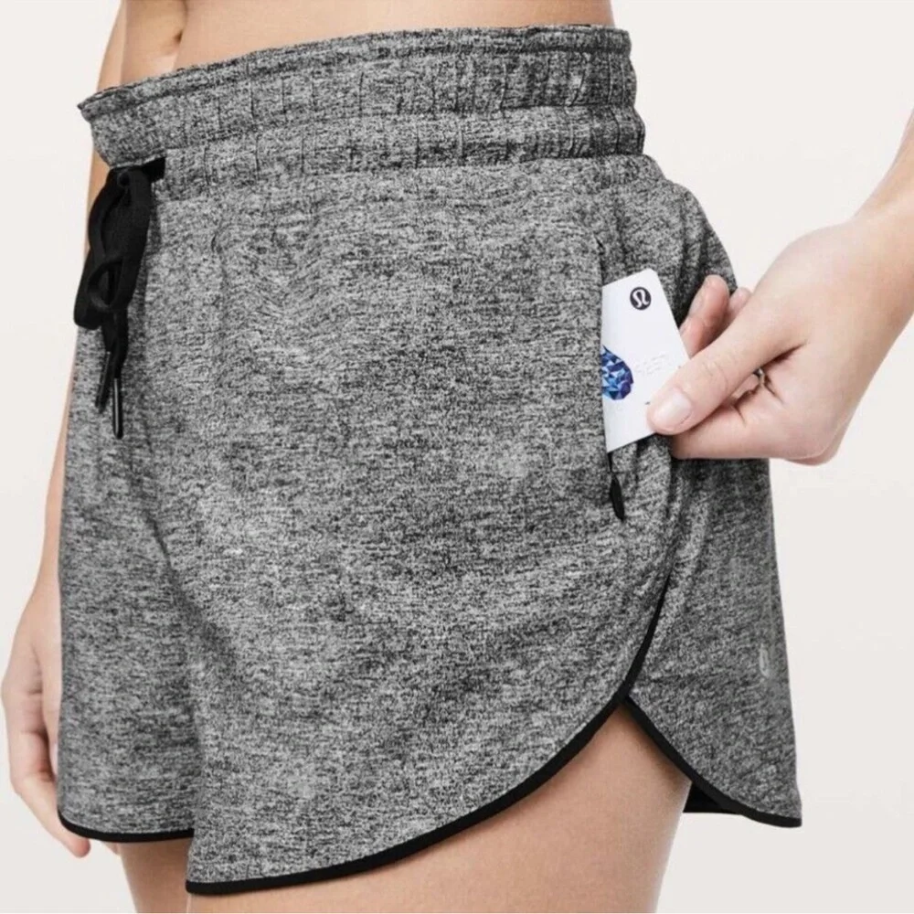 Lululemon Choose A Side Reversible Mid Rise Shorts Size 6